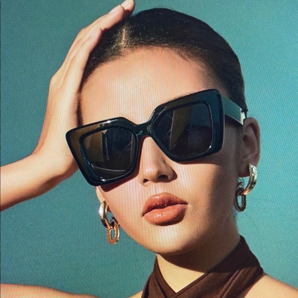 Chic Black Sunglasses